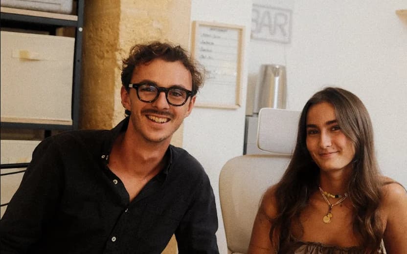 Ugo Talon, cofondateur de KOSMOS, et Charlie, qui s'occupe du studio podcast de Bordeaux